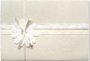 Esküvői meghívó - 170x110 mm - középen felfelé nyitható - arany és fehér dombornyomású pausz borítóval, kis virággal és szalaggal átköthető 