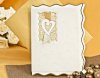 Esküvői meghívó - 135x180 mm - oldalra nyitható - fehérrel nyomtatott pausz borítóval - a belső lapon aranyozott formastancolt minta, melybe selyemszalag fűzhető - arany színű borítékkal