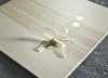 Esküvői meghívó - 150x150 mm - oldalra nyitható - aranyozott, dombornyomott mintával, melyre kis szalag ragasztható