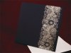Esküvői meghívó - 130x130 mm - oldalra nyitható - lila színű fedlappal, melyen dombornyomású ezüst fólianyomás található - ezüst színű betétlappal