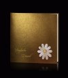      Esküvői meghívó - 130x130 mm - oldalra hajtható -barna gyöngyházfényű karton - műanyag virággal - betétlapos