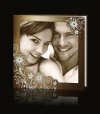  Esküvői meghívó - 130x130 mm - oldalra nyitható - barna gyöngyházfényű karton fehér mintával - virágos formastancolásba saját fotó helyezhető - betétlapos