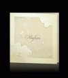   Esküvői meghívó - 130x130 mm - oldalra nyitható - krémszínű papíron dombornyomású díszítés, pillangós bevágás - ezüsttel díszített pausz fedőlappal - betétlapos