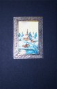 Karácsonyi képeslap - 155x100 mm -oldalra nyitható - sötétkék stancolt karton, prégelt ezüstözéssel - kinyitható fehér betétlappal, melynek első oldalán téli falucska festmény látható

 
