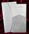  Esküvői meghívó - 100x210 mm - ezüst színű gyöngyházfényű, formastancolt, dombornyomott tasak - közepén csillogó gyöngy - fehér gyöngyházfényű betétlap - boríték fehér gyöngyházfényű