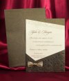  Esküvői meghívó - 140x200 mm - tasak: bronz színű gyönyházfényű karton, óarany díszítéssel, barna szaténszalaggal  - betétlap: krémszínű gyöngyházfényű karton, domborítással - boríték: bronz gyöngyházfényű