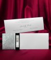   Esküvői meghívó - 270x90 mm - tasak: fehér gyöngyházfényű papír, ezüstözéssel, domborítással - szalagos díszítéssel - betétlap 1 mm karton