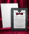   Esküvői meghívó - 140x200 mm - hátsólap: fekete karton nyomott díszítéssel, fekete csillámmal díszítve - fehér gyöngyházfényű előlappal - bordó szaténszalaggal
