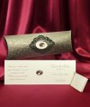   Esküvői meghívó - 270x90 mm - tasak: bronz színű gyöngyházfényű karton, domborítással és bársony díszítéssel - betétlap 1 mm karton nagy gyönggyel - szalaggal hozzáköthető kártyával