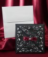    Esküvői meghívó - 150x150 mm - tasak: hajtogatott fekete karton motívumos kivágással  - betétlap: fehér bőrhatású karton - elejére bordó szaténszalag és gyöngy ragasztható - boríték fehér gyöngyházfényű