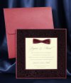   Esküvői meghívó - 195x195 mm - hátlap: bordógyöngyházfényű karton, mintás bársony díszítéssel - előlep: krémszínű matt karton, bordó szatén szalaggal - boríték: bordógyöngyházfényű