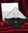    Esküvői meghívó - 150x150 mm - tasak: fekete matt karton, bársony díszítéssel, esőcsepp gyönggyel - betétlap: fehér gyöngyházfényű karton - boríték: fehér gyöngyházfényű