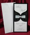      Esküvői meghívó - 100x200 mm - tasak: fekete matt karton, bársony és ezüst díszítéssel, ezüst szaténszalaggal, gyönggyel - betétlap: fehér karcos díszítésű karton - boríték: fehér gyöngyházfényű
