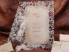  Esküvői meghívó - 210x300 mm - hátlap: színtelen műanyag, fehér csillámos díszítéssel - előlap: formastancolt papirusz tekercs - a meghívó összetekerés után egy színtelen fehér csillámos tokba helyezhető