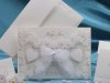   Esküvői meghívó - 220x150 mm - tasak: fehér csillámporos mintával díszített színtelen műanyag, mely összehajtás után masnival összeköthető - betétlap: fehér karton