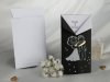     Esküvői meghívó - 105x200 mm - tasak:  fekete matt karton, csillámporos díszítéssel - betétlap: fehér matt karton domborítással - összehajtás után lapok széle lehajtható, karikával záródó - boríték: fehér