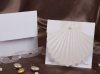   Esküvői meghívó - 150x150 mm - felfelé nyitható - fehér matt papír - eleje kagylókivágással, fehér matt fóliával díszített - tetején gyönggyel