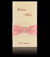  Esküvői meghívó - 90x170 mm - oldalra nyitható - kicsi krémszínű tasak, fehér dombornyomású díszítéssel - rózsaszín szaténszalaggal, gyűrűvel - betétlap krém színű