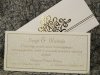 Esküvői meghívó  - 200x100 mm - tasak: fehér borítékszerű hajtással, arany díszítéssel - betétlap: fehér karton, barna mintával