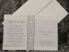 Esküvői meghívó - 110x70 mm - hátsólap: krémszínű gyöngyházfényű karton, ezüstözéssel-domborítással, kivágással - előlap: ezüst színű gyöngyházfényű karton - boríték: matt krémszínű