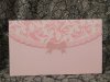 Esküvői meghívó - 170x100 mm - lefelé nyitható - halvány rózsaszín karton, rózsaszín nyomattal, domború mintával - matt rózsaszín mintánál záródik