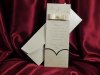 Esküvői meghívó - 90x240 mm - tasak: krémszínű gyöngyházfényű karton, kivigásnál aranyozással, tetején szalaggal, gyönggyel - betétlap: krémszínű gyöngyházfényű karton - boríték: krémszínű gyöngyházfényű