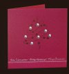 Karácsonyi üdvözlőlap - 135x135 mm - oldalra nyitható - piros gyöngyházfényű karton - ezüst és piros fóliadíszítéssel, domborítással