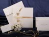  Esküvői meghívó - 180x180 mm - tasak: vajszínű karton dombornyomott mintával, formastancolással, masnival - betétlap: aranyszínű karton
