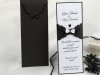  Esküvői meghívó - 95x270 mm - 1 mm vastag karton belefűzve egy szalagba, melyre masni ragasztható - tasak: fényes fekete mintával díszített