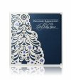  Karácsonyi üdvözlőlap - 135x135 mm - oldalra nyitható - fehér gyöngyházfényű karton - oldalán díszes kivágással, stancolással - kék hópelyhekkel - betétlap: sötétkék gyöngyházfényű papír
