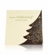   Karácsonyi üdvözlőlap - 135x135 mm - felfelé nyitható - borító: krémszínű gyöngyházfényű karton, oldalt fenyőfaalakú kivágással - betétlap: sötétbarna matt lap, elején arany-ezüst fóliázott fenyődíszítéssel