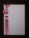  Esküvői meghívó - 120x175 mm - oldalra nyitható - dombornyomással, belefűzhető selyemszalaggal - fehér színben rózsaszín szalag - krémszínűben krém színű szalag