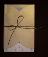    Esküvői meghívó - 120x170 mm - krémszínű összehajtogatható borítóval - egylapos betétlappal, mely kihúzható - arany szalaggal összekötve