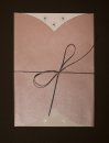   Esküvői meghívó - 120x170 mm - rózsaszín összehajtogatható borítóval - egylapos betétlappal, mely kihúzható - ezüst szalaggal összekötve